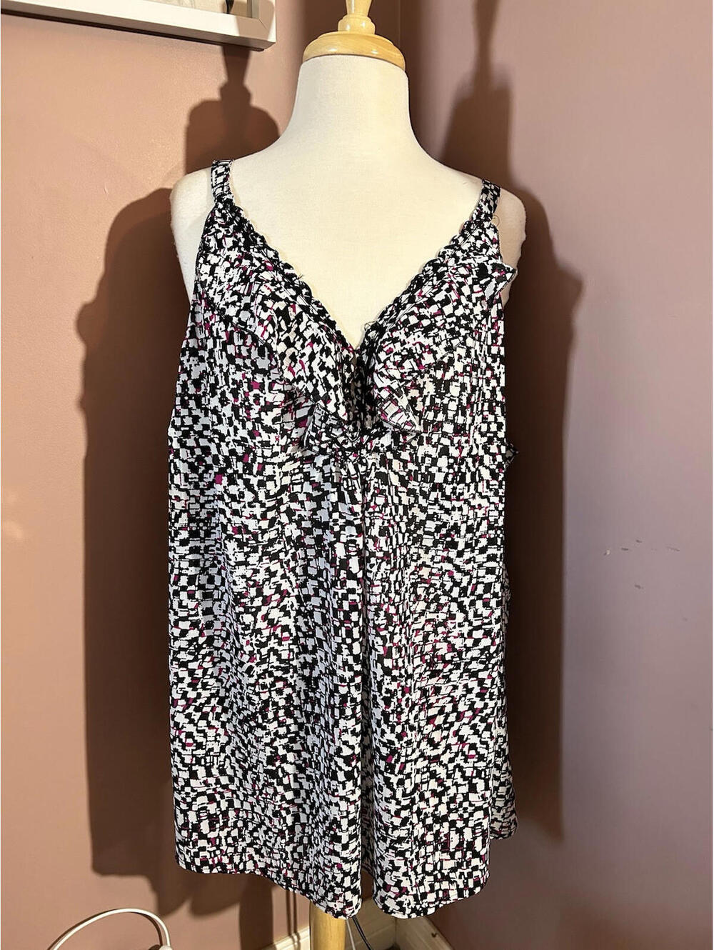 Avenue Tank Top Womens Size 26/28 Geometric Sleeveless Blouse Chiffon